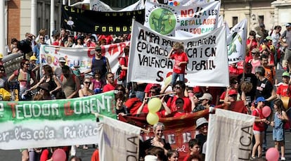 Asistentes a una &#039;trobada&#039; de Escola Valenciana en defensa de la lengua.  