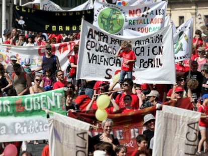 Asistentes a una &#039;trobada&#039; de Escola Valenciana en defensa de la lengua.  