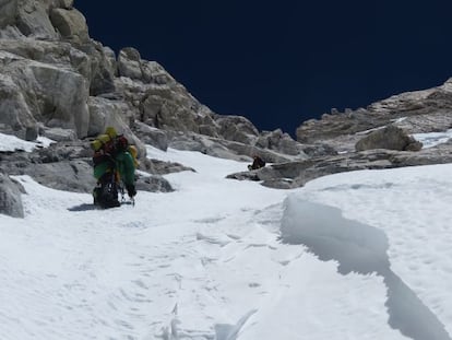 Los alpinistas Alex Txikon y Dimitri Sinen, en el ataque a la cumbre del monte Kangchenjunga.