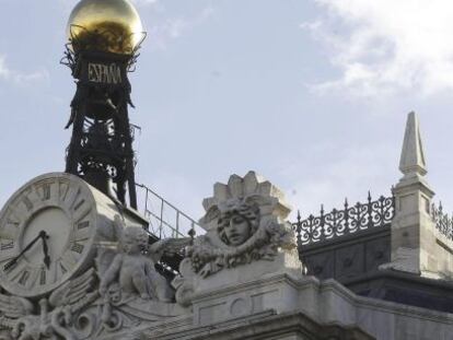 Reloj en la fachada de la sede del Banco de España, en la Plaza de Cibeles en Madrid. EFE/Archivo