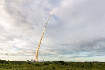 Un cohete despega del Centro Espacial Guayanés, en la Guayana Francesa, para desplegar los satélites HS3-IS y GSAT-17.