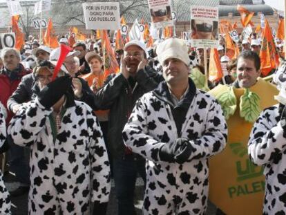 Protesta de miembros de UPA frente al Ministerio de Agricultura durante la negociaci&oacute;n de la PAC.