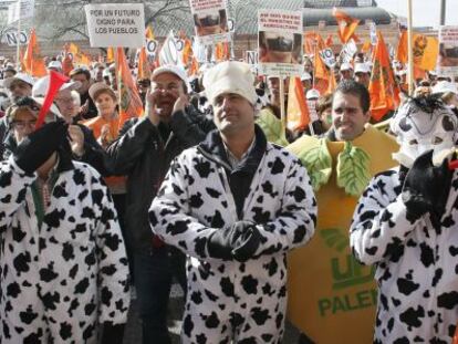 Protesta de miembros de UPA frente al Ministerio de Agricultura durante la negociación de la PAC.