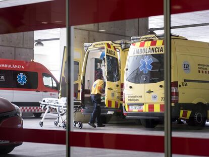Tres ambulancias en el hospital de Bellvitge.