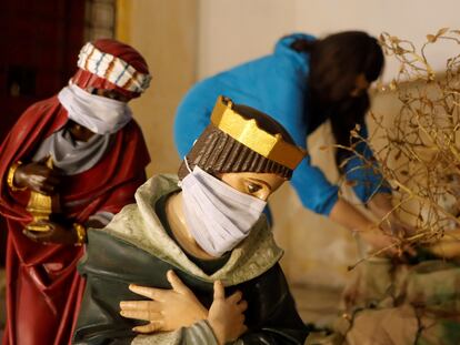 Os reis magos de um presépio de Cartagena, na Colômbia, vestidos com máscaras para ressaltar a necessidade de cuidados frente ao coronavírus