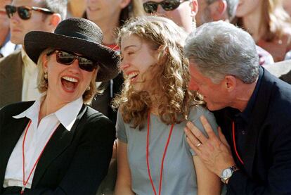 Chelsea Clinton, en el centro, junto a sus padres, Hillary Clinton y Bill Clinton en Palo Alto (EE UU), en 1997.