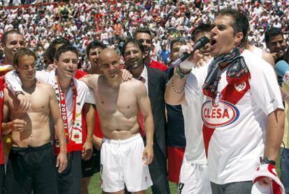 El entrenador José Ramón Sandoval habla a la afición.