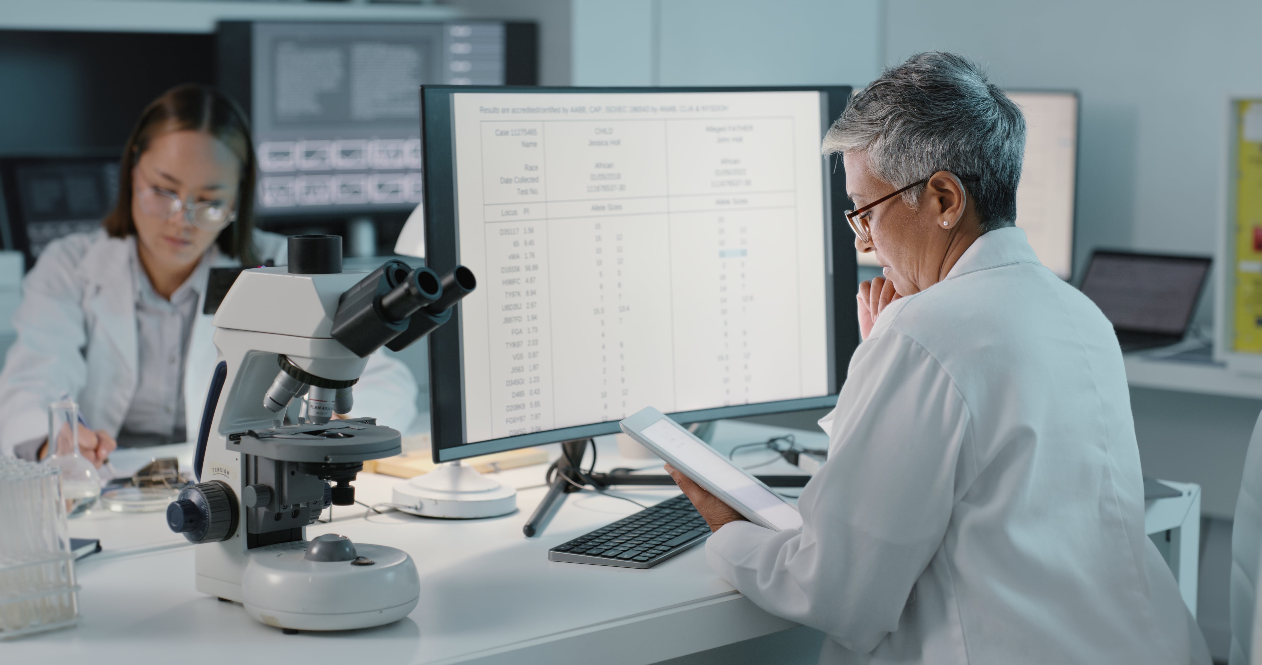 Dos científicas en un laboratorio de investigación biomédica.