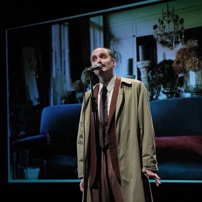 Pablo Rosal en una escena de 'Asesinato de un fotógrafo', Teatro de la Abadía.