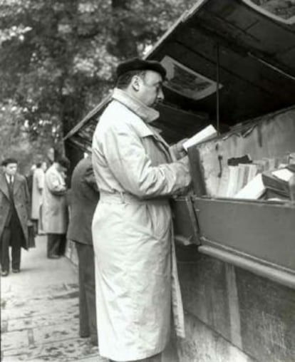 Pablo Neruda en París en una foto tomada en 1949 por Marcos Chamudes.