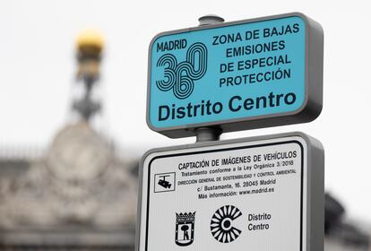 Una señalización de Zona de Bajas Emisiones en el Distrito Centro, en Madrid, el 2 de enero de 2024.