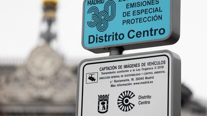 Una señalización de Zona de Bajas Emisiones en el Distrito Centro, en Madrid, el 2 de enero de 2024.