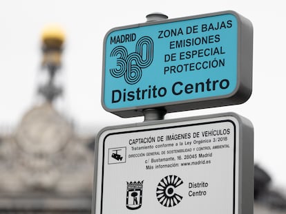 Una señalización de Zona de Bajas Emisiones en el Distrito Centro, en Madrid, el 2 de enero de 2024.