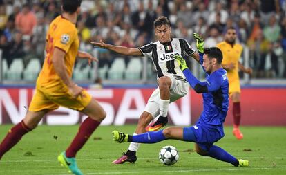 Sergio Rico achica ante Paulo Dybala en una acci&oacute;n del Juve-Sevilla.