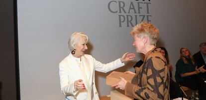 Jennifer Lee recibe el Loewe Craft Prize 2018 de manos de Helen Mirren, este jueves en Londres. 