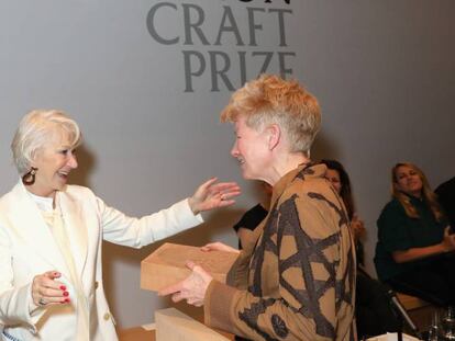 Jennifer Lee recibe el Loewe Craft Prize 2018 de manos de Helen Mirren, este jueves en Londres. 