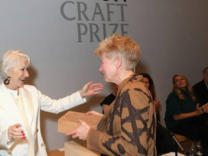 Jennifer Lee recibe el Loewe Craft Prize 2018 de manos de Helen Mirren, este jueves en Londres. 