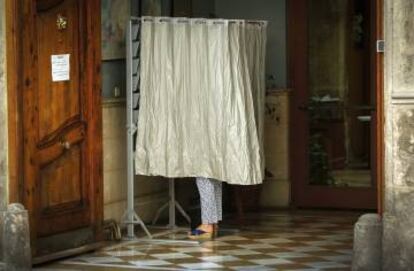 Una electora prepara su voto en una de las cabinas preparadas este 26J.