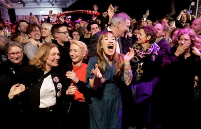 Heidi Reichinnek, en el centro, candidata principal del partido de izquierda, Die Linke, muestra su alegria  ante los resultados preliminares durante el acto electoral del partido en Berln.