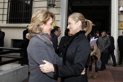 Aguirre assisteix a la presa de possessió de Cifuentes el 2012.