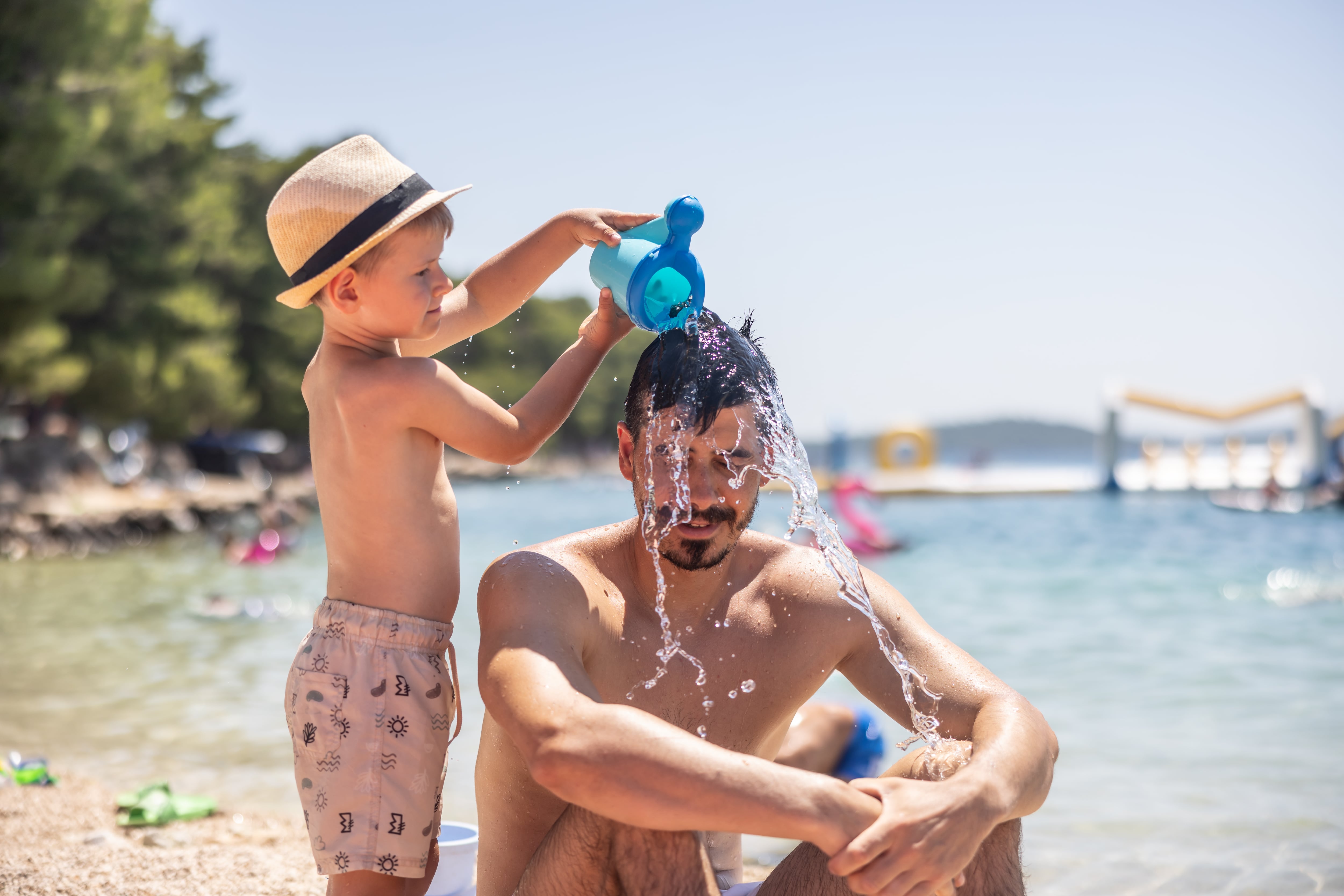 Los padres no son monitores de ocio: cómo evitar el desgaste paternal en verano