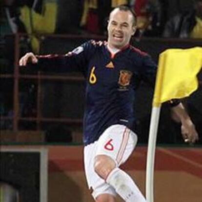 Andrés Iniesta,iz, y David Villa,d, celebran el segundo gol de la selección durante el partido que Chile y España disputaron hoy en el Loftus Versfeld de Pretoria, en la tercera y última jornada del grupo H de la primera fase del Mundial de Sudáfrica 2010.