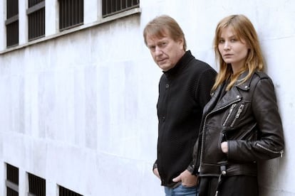 El director de cine finland&eacute;s Mika Kaurism&auml;ki (i), junto a la actriz sueca Malin Buska. 
