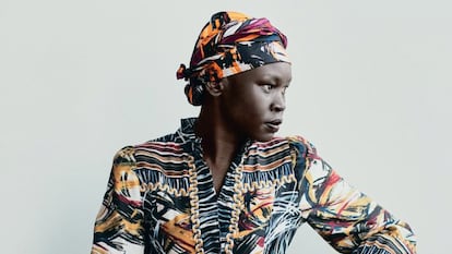 Alek Wek posa com criações da A.World, sua coleção-cápsula para a Weekend Max Mara.