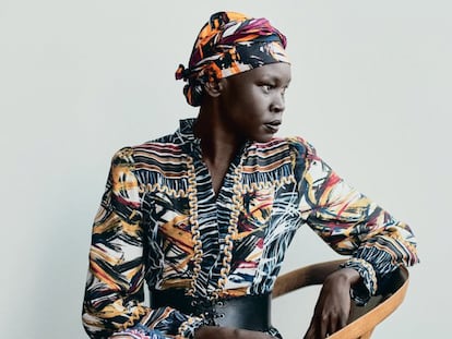 Alek Wek posa com criações da A.World, sua coleção-cápsula para a Weekend Max Mara.