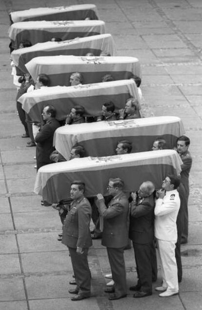 Los siete féretros, seis militares y un civil, muertos en los atentados de ETA en Madrid en junio de 1993. 