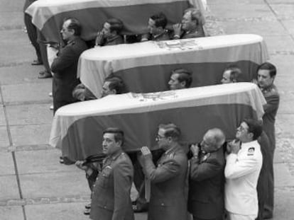 Los siete féretros, seis militares y un civil, muertos en los atentados de ETA en Madrid en junio de 1993. 