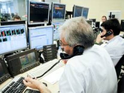 Agentes de Ahorro Corporación, grupo de servicios financieros encargado de la subasta de bonos y letras del Tesoro Público. EFE/Archivo