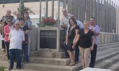 Familiares de Batiste García, junto a la lápida instalada en la fosa común del cementerio de Ceuta.