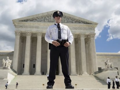 Un policía ante la sede del Tribunal Supremo de EE UU.