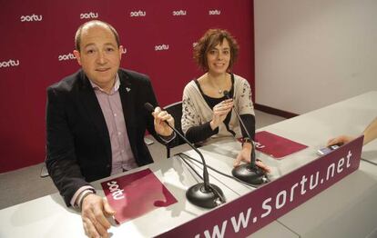 Pernando Barrena y Amaia Izco, portavoces de Sortu, comparecen en la sede del partido en San Sebastián.