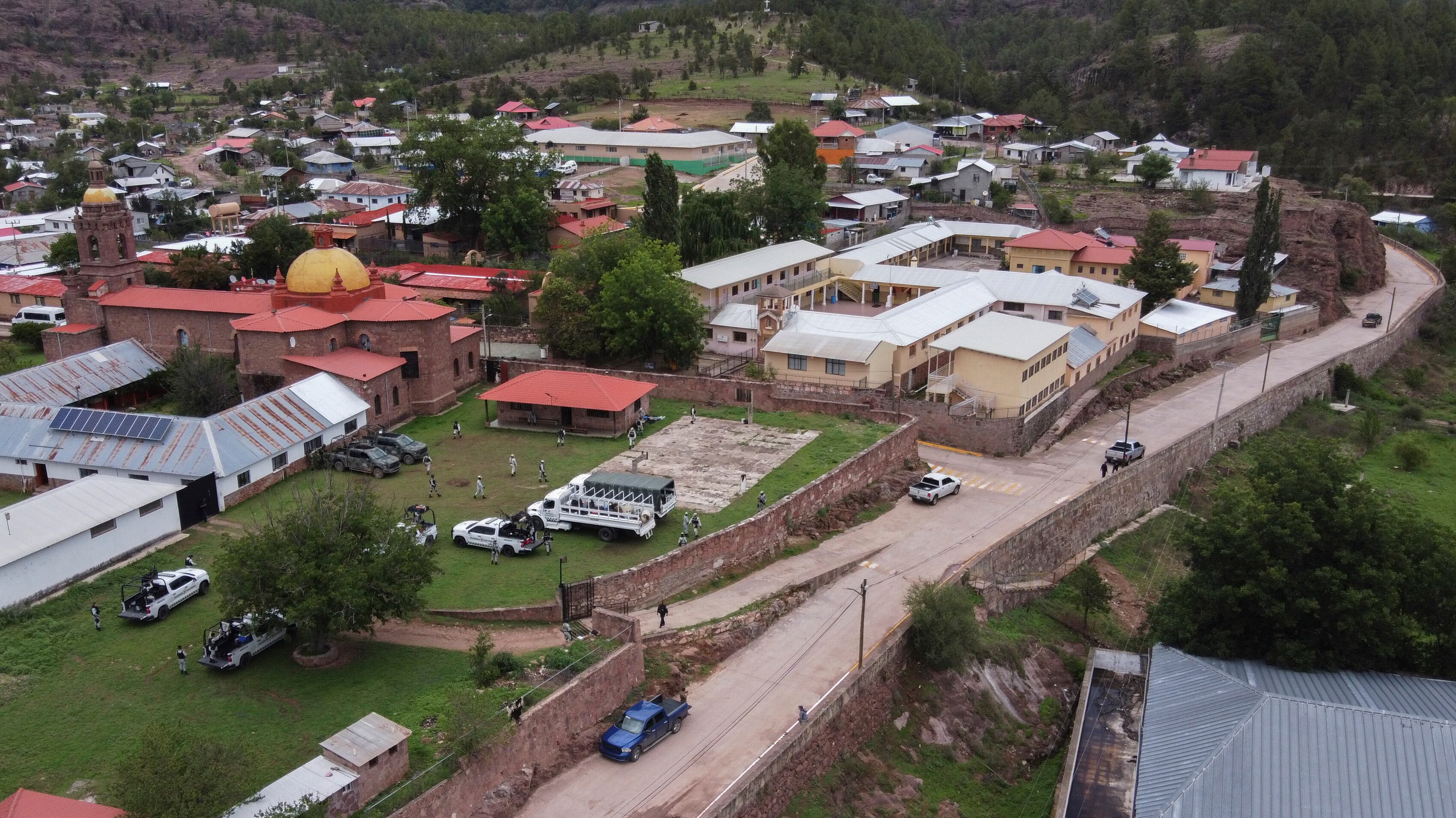 Vista aérea del arribo de personal militar a la iglesia en Cerocahui, Chihuahua, el 22 de junio de 2022.