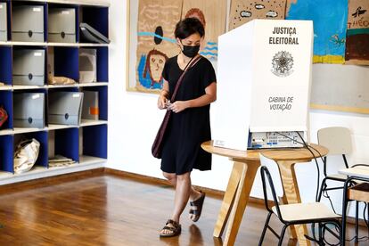 Mulher vota em São Paulo neste domingo.