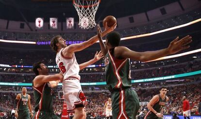 Pau Gasol lanza entre Pachulia y Middleton.