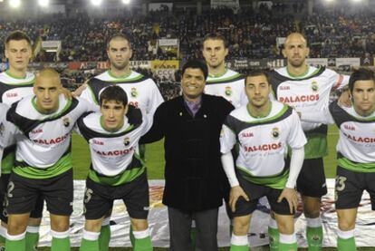 Ahsan Alí Syed, nuevo propietario del Racing de Santander, se fotografía con el equipo antes del partido