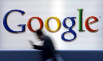 Un hombre pasa por delante de un cartel del buscador de Internet "Google". EFE/Archivo