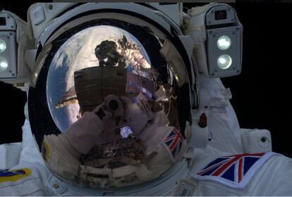 Tim Peake (Chichester, Reino Unido, 44 años) es un astronauta de la Agencia Espacial Europea que el pasado mes de enero se encontraba dando un paseo espacial y decidió hacerse un 'selfie' con, nada menos, que la Tierra de fondo y su imagen reflejada en el casco. Desde luego, una instantánea que tenía que estar en este ranking. A ver quién supera esto...
