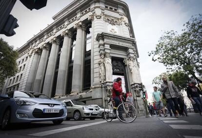 La sede del Instituto Cervantes, una de las obras del arquitecto Antonio Palacios en Madrid, en la callé de Alcalá (Madrid). Aunque desde 2006 el inmueble alberga esta institución cultural, en un principio fue destinado al Banco Español del Río de la Plata. A la obra se le conoce popularmente en Madrid como 'edificio de las cariátides' porque hay cuatro cariátides en la puerta principal del edificio.