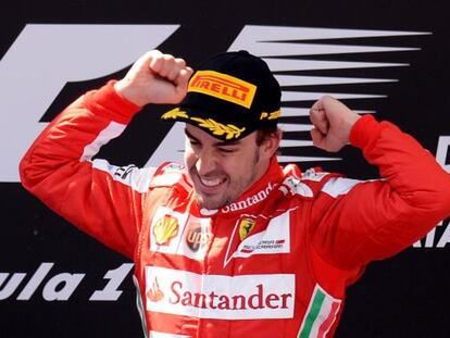 Fernando Alonso celebra la victoria en Montmeló