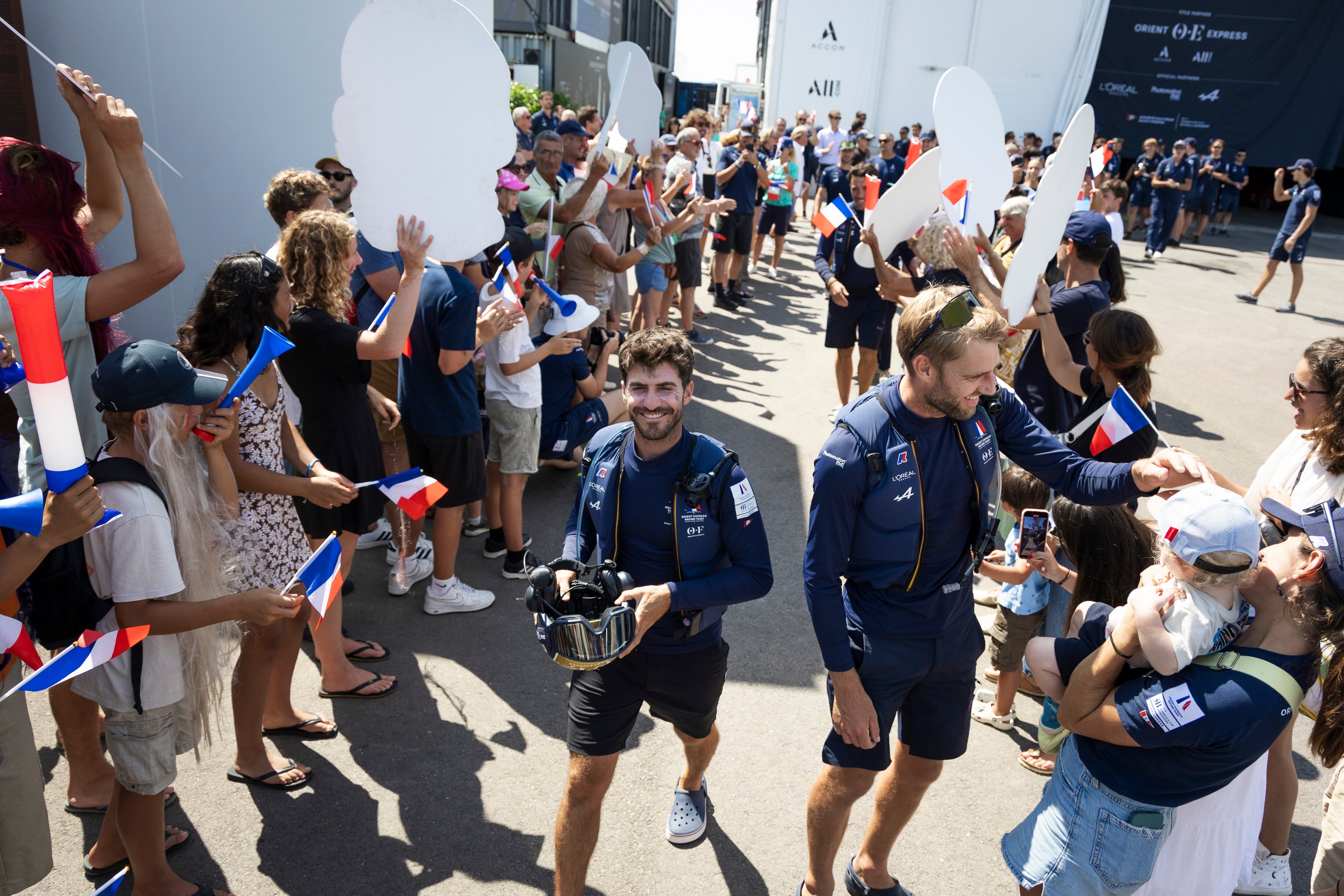 Kevin Peponnet cruza el pasillo de aficionados en la base del Orient Express antes de embarcar en el AC75 para participar en la segunda jornada de la Copa del América de Barcelona. 