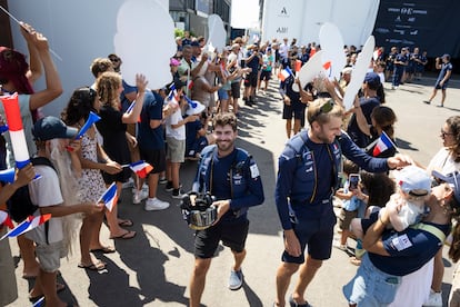 Kevin Peponnet cruza el pasillo de aficionados en la base del Orient Express antes de embarcar en el AC75 para participar en la segunda jornada de la Copa del América de Barcelona.