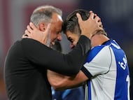 Pellegrino Matarazzo celebra con Duje Caleta-Car tras ganar la final de la Copa del Rey contra el Atlético.