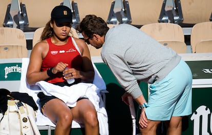 Osaka, con su entrenador durante un entrenamiento en París.