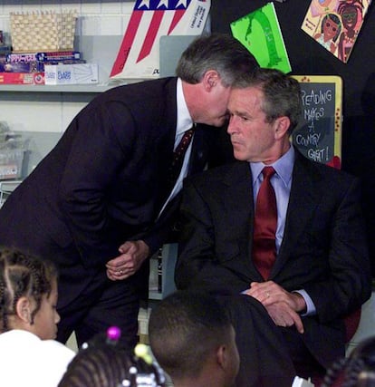 El presidente de Estados Unidos en 2001, George W. Bush, en el momento en que fue informado del ataque. Bush estaba de visita en una escuela de Saratosa (Florida).