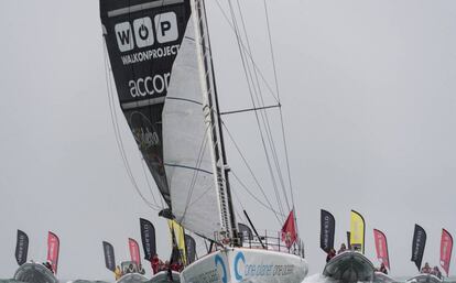 El One Plane One Ocean cruza la línea de meta de la Vendée Globe después de 108 días de navegación.