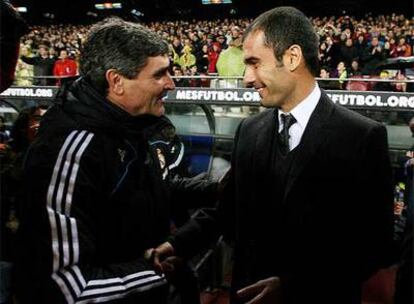 Juande Ramos y Pep Guardiola estrechan sus manos antes del partido Barcelona - Real Madrid, el 13 de diciembre del año pasado.